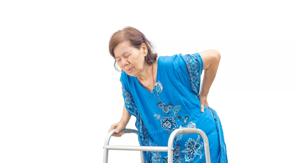 Người cao tuổi đau lưng, đi lại khó khăn