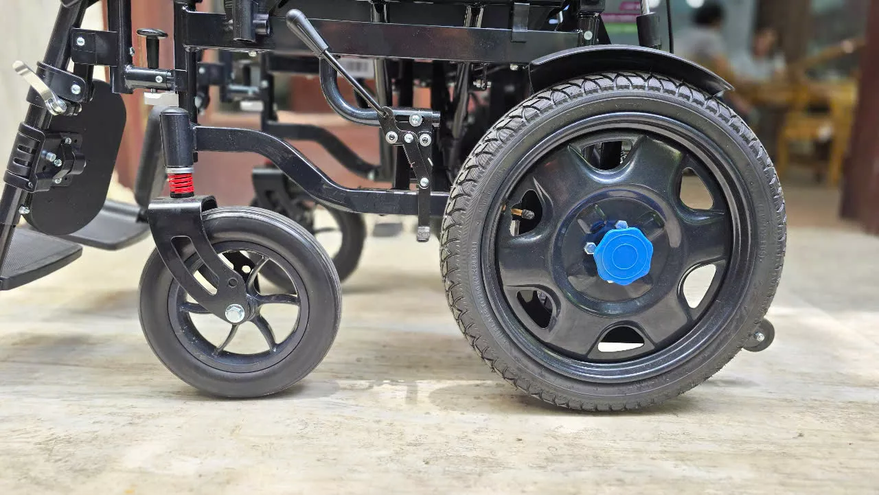 Bánh xe lớn và bánh dẫn hướng có giảm xóc